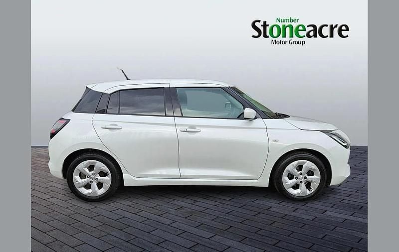 Used Suzuki Swift 80 HP (58 kW) 2024 White Hatchback