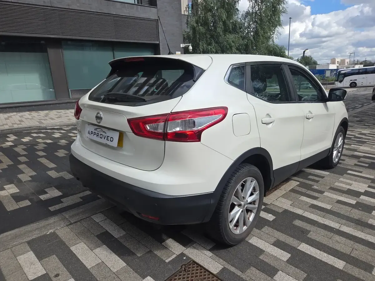 Used Nissan Qashqai Acenta 2015 White SUV