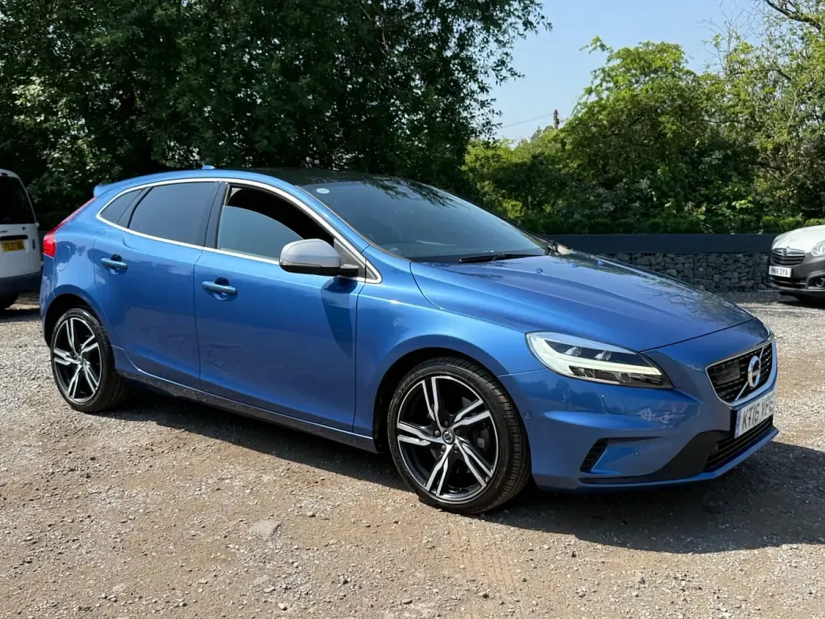 Used Volvo V40 R-Design Pro 190 HP (139 kW) 2016 Blue Hatchback