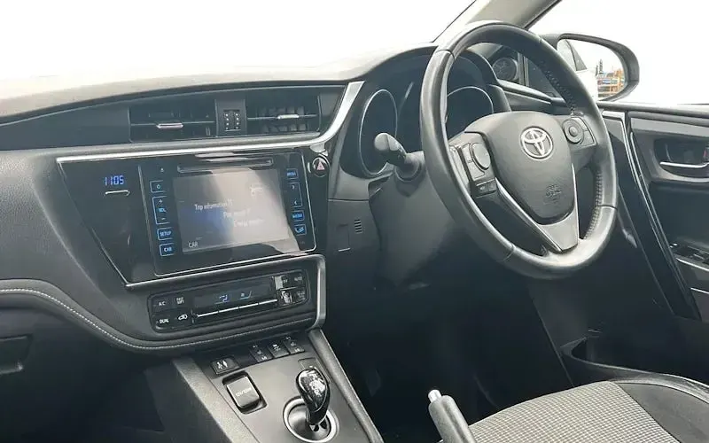 Usado Toyota Auris Hybrid 136 HP (100 kW) 2016 Prateado Citadino