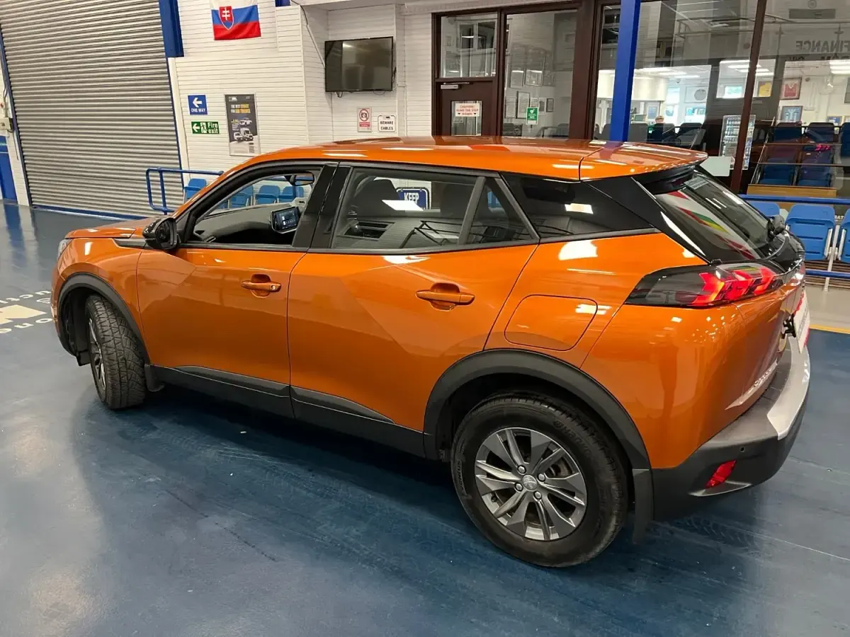 Używany Peugeot 2008 Active Premium 110 KM (80 kW) 2022 Pomarańczowy SUV