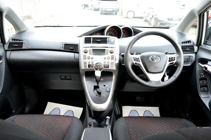 Used Toyota Verso 147 HP (108 kW) 2011 Silver MPV