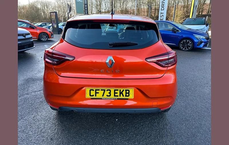 Used Renault Clio V Evolution 90 HP (66 kW) 2023 Orange  Hatchback