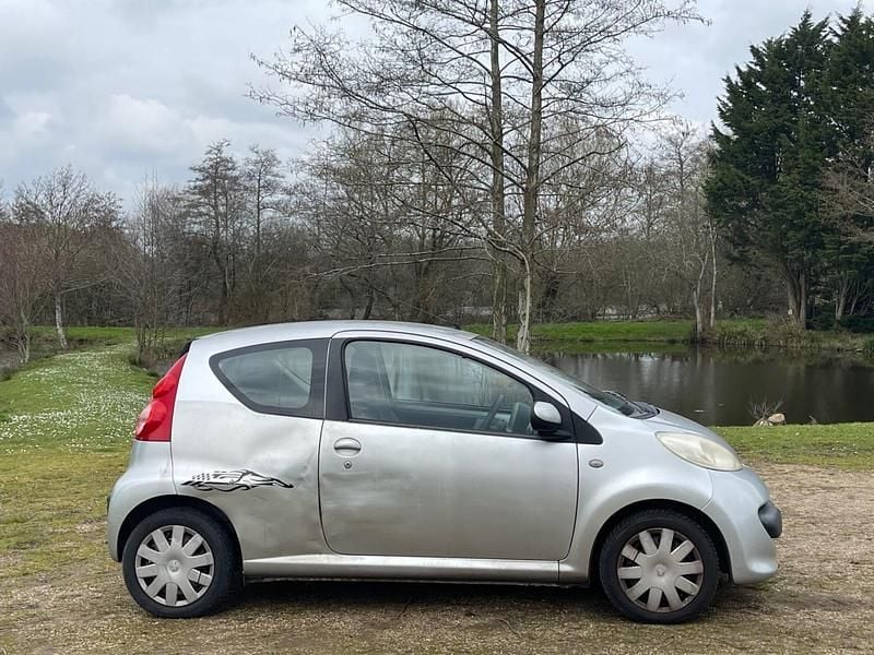 Used Peugeot 107 68 HP (50 kW) 2005 Silver Hatchback
