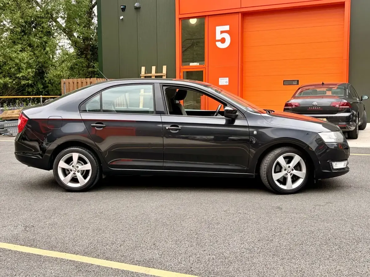 Begagnad Skoda Rapid Elegance 2014 Svart Halvkombi