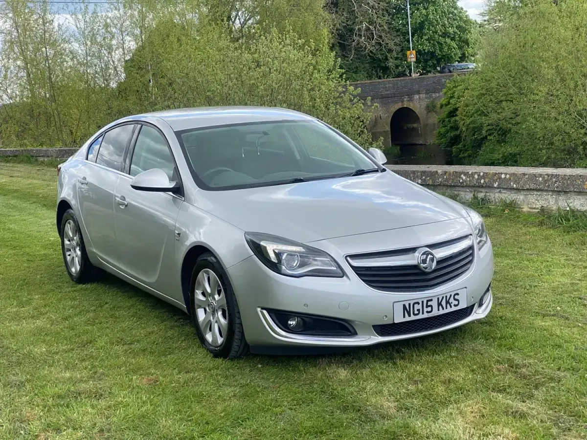 Usado Vauxhall Insignia SRi 163 CV (119 kW) 2015 Plateado Utilitario