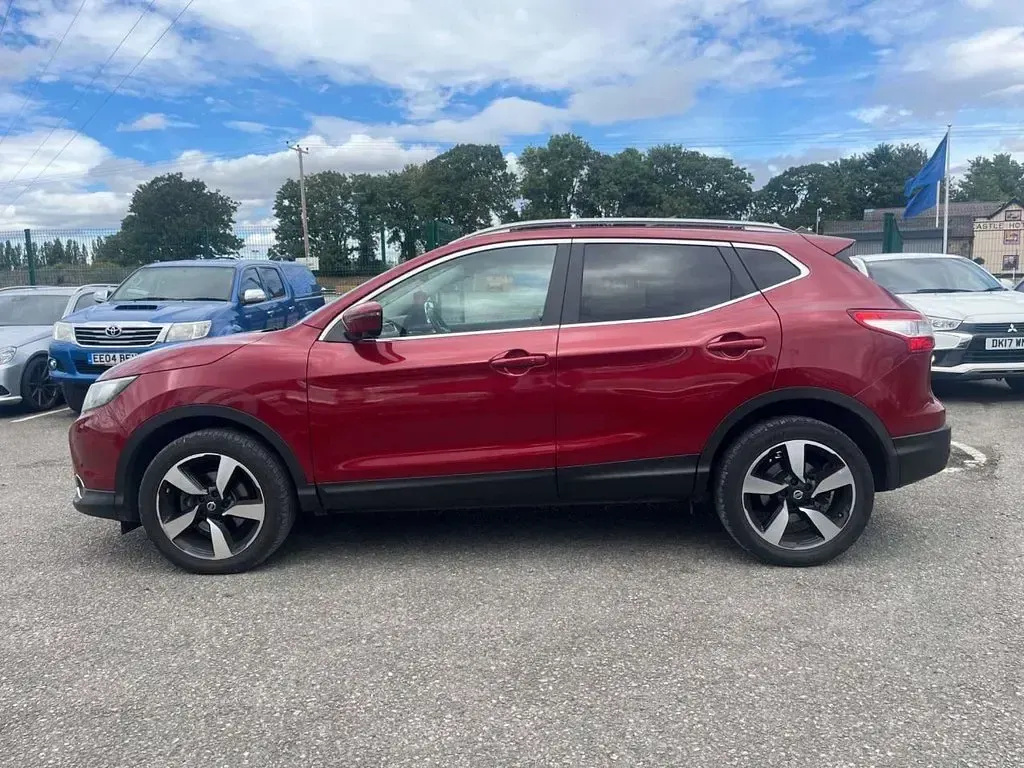Used Nissan Qashqai N-TEC 130 HP (95 kW) 2015 Red SUV