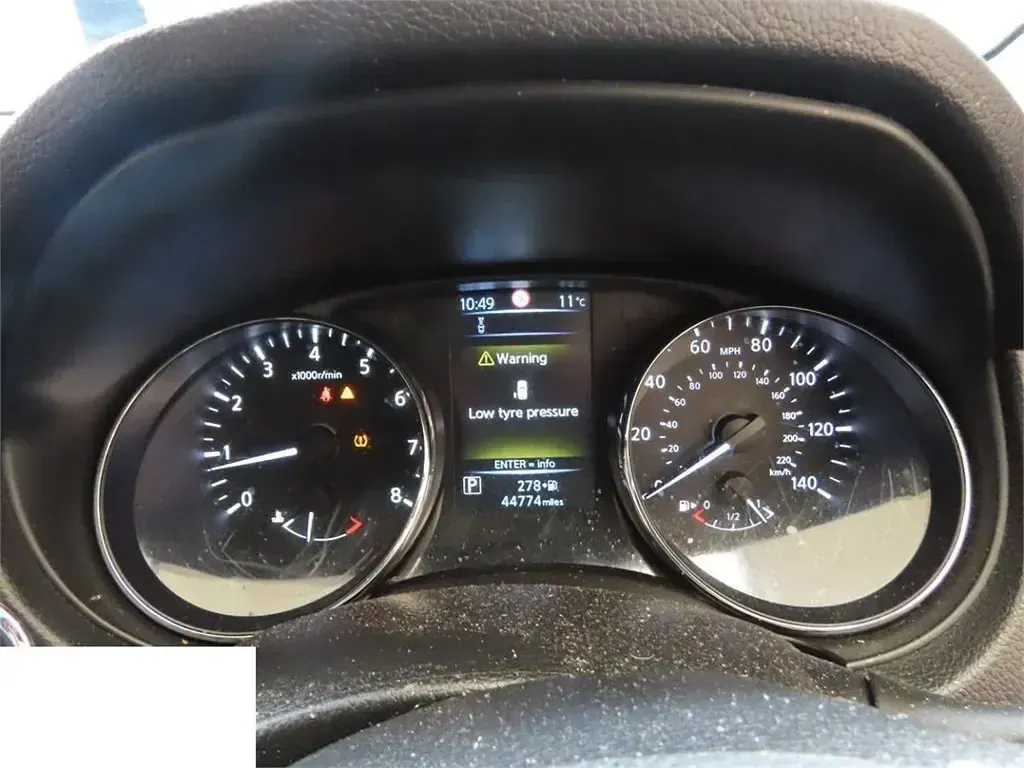 Used Nissan Qashqai N-TEC 115 HP (84 kW) 2015 Red SUV