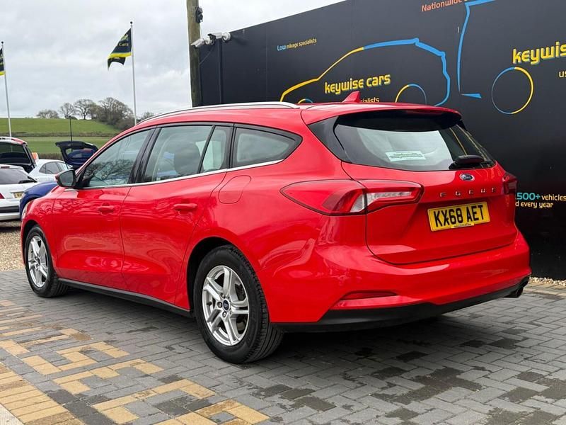 Usado Ford Focus Zetec 125 HP (91 kW) 2018 Vermelho Carrinha