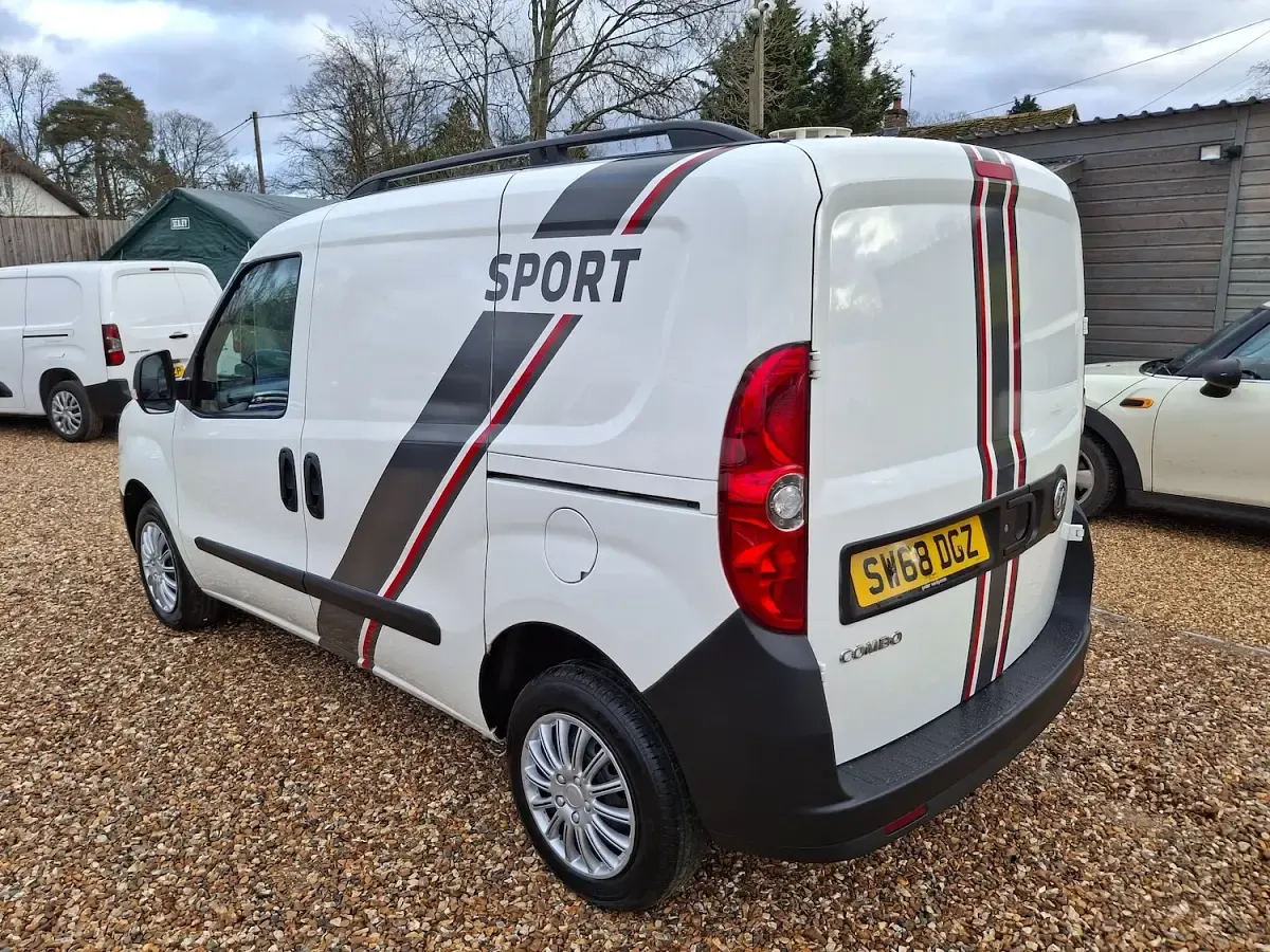 Used Vauxhall Combo 95 HP (69 kW) 2018 White MPV