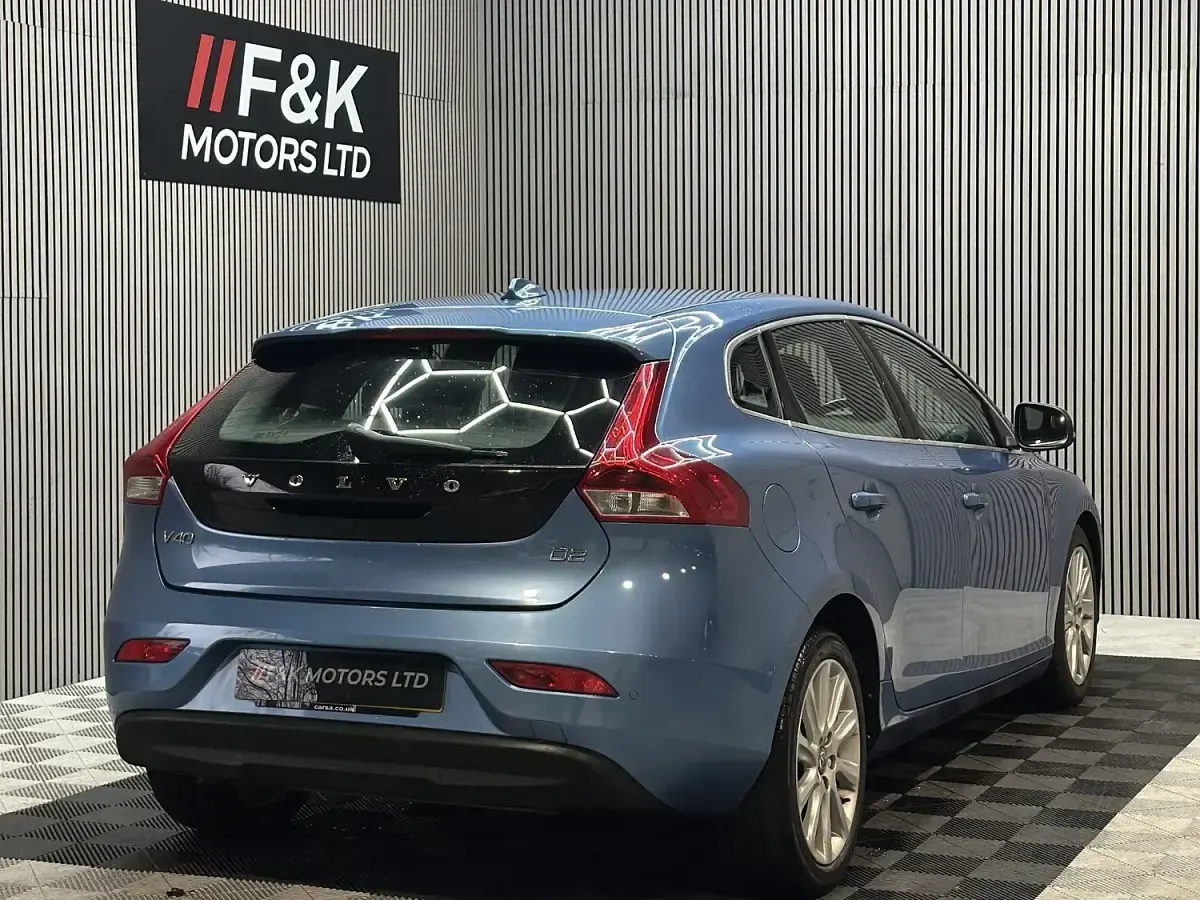 Used Volvo V40 SE Lux 120 HP (88 kW) 2015 Blue Hatchback