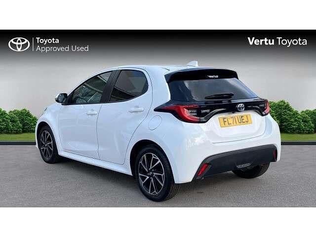 Used Toyota Yaris Hybrid Design 116 HP (85 kW) 2021 White Hatchback