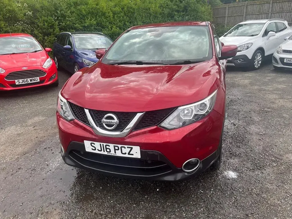 Used Nissan Qashqai Acenta 110 HP (80 kW) 2016 Red SUV