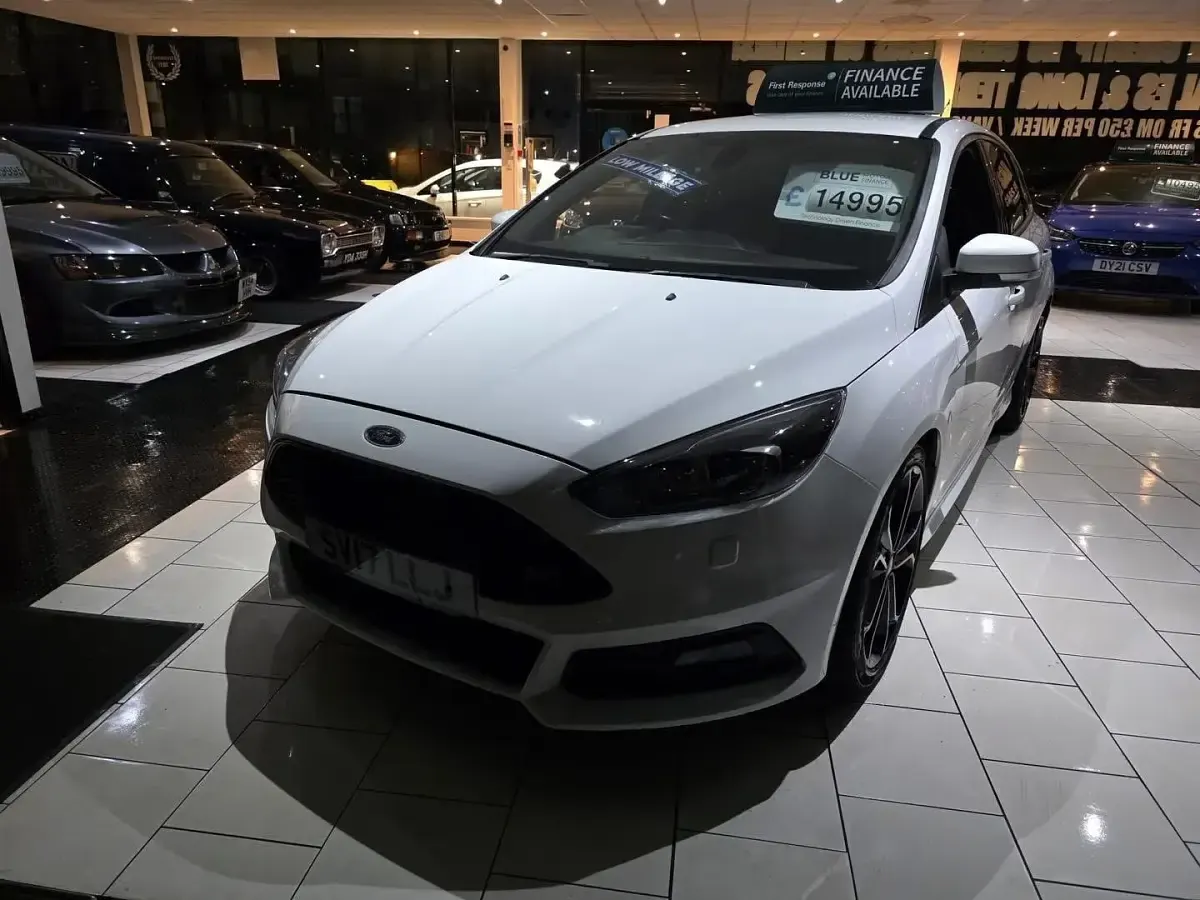 Used Ford Focus ST 185 HP (136 kW) 2017 White Hatchback