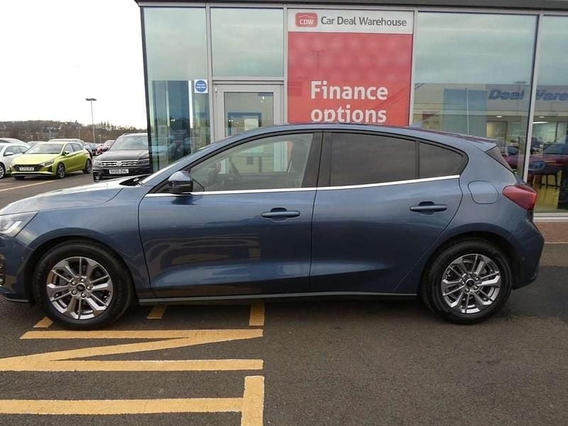 Begagnad Ford Focus Style 123 HK (90 kW) 2022 Blå Halvkombi