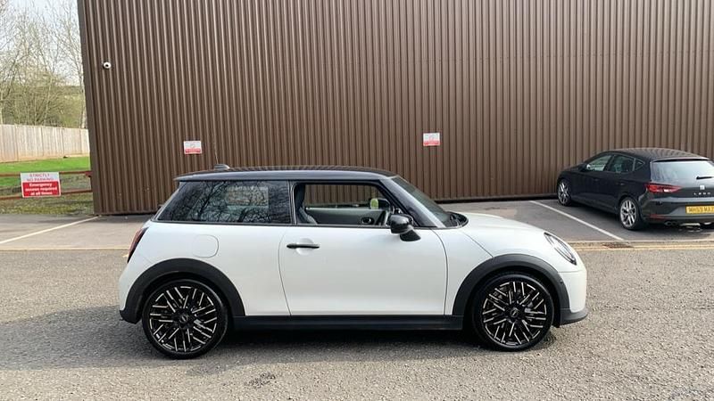 Used Mini Cooper Hatch 113 kW (154 HP) 2025 White Hatchback