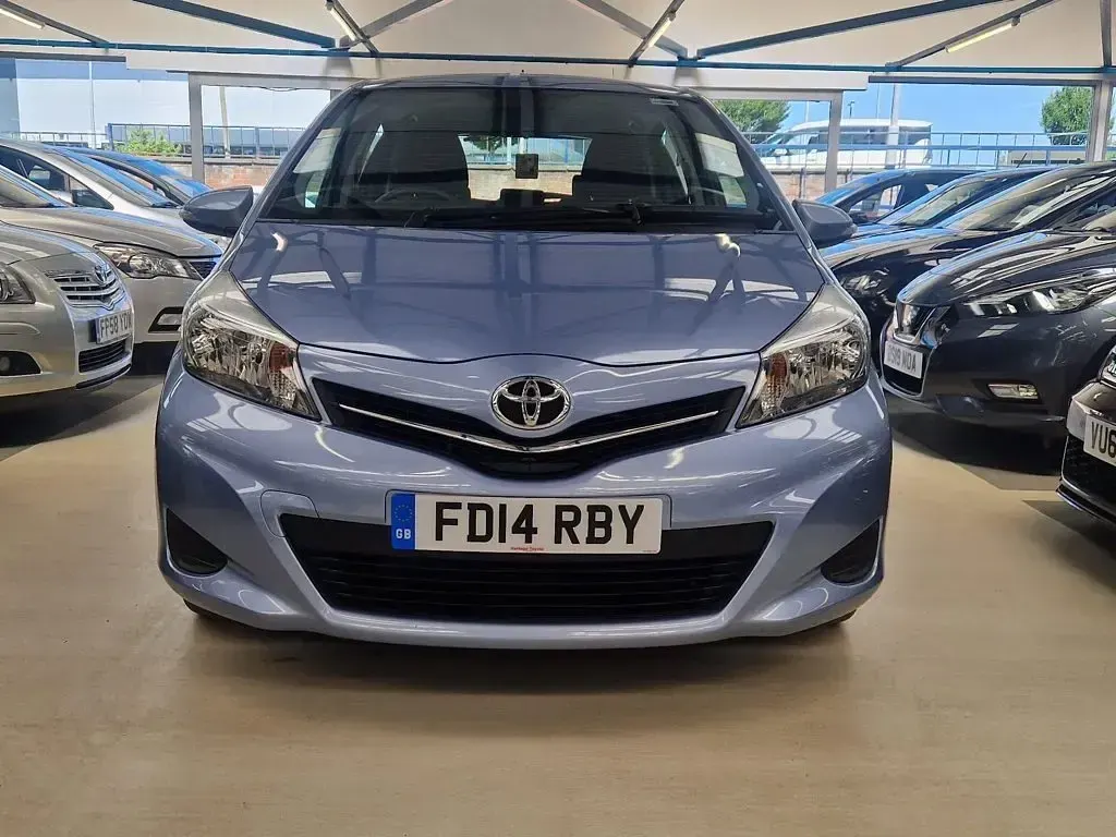 Used Toyota Yaris 98 HP (72 kW) 2014 Blue Hatchback