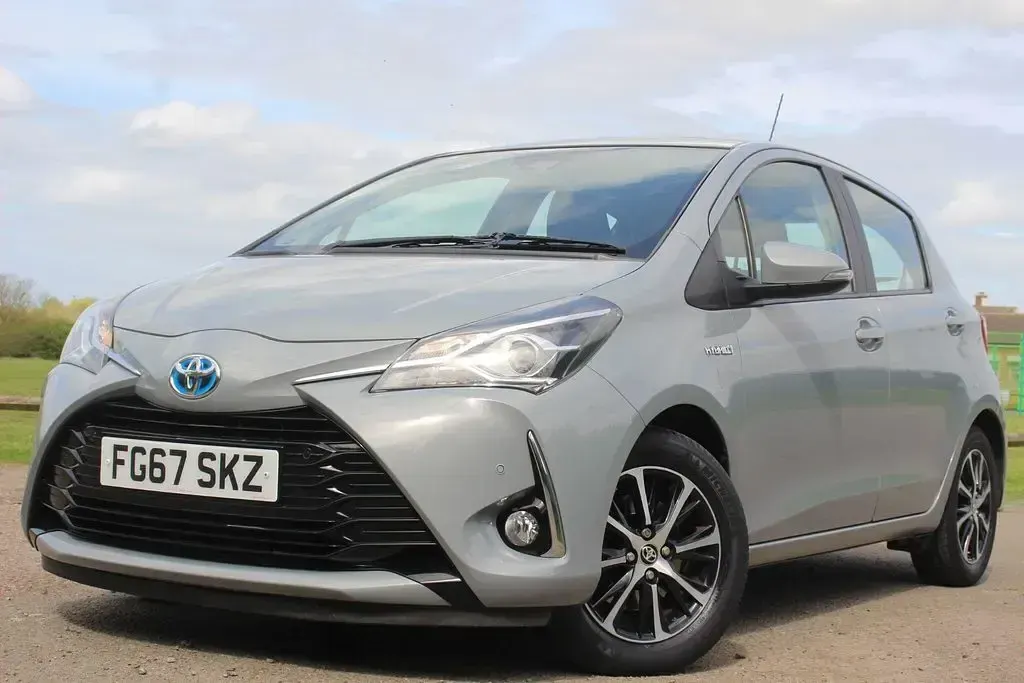 Used Toyota Yaris 100 HP (73 kW) 2017 Grey Hatchback