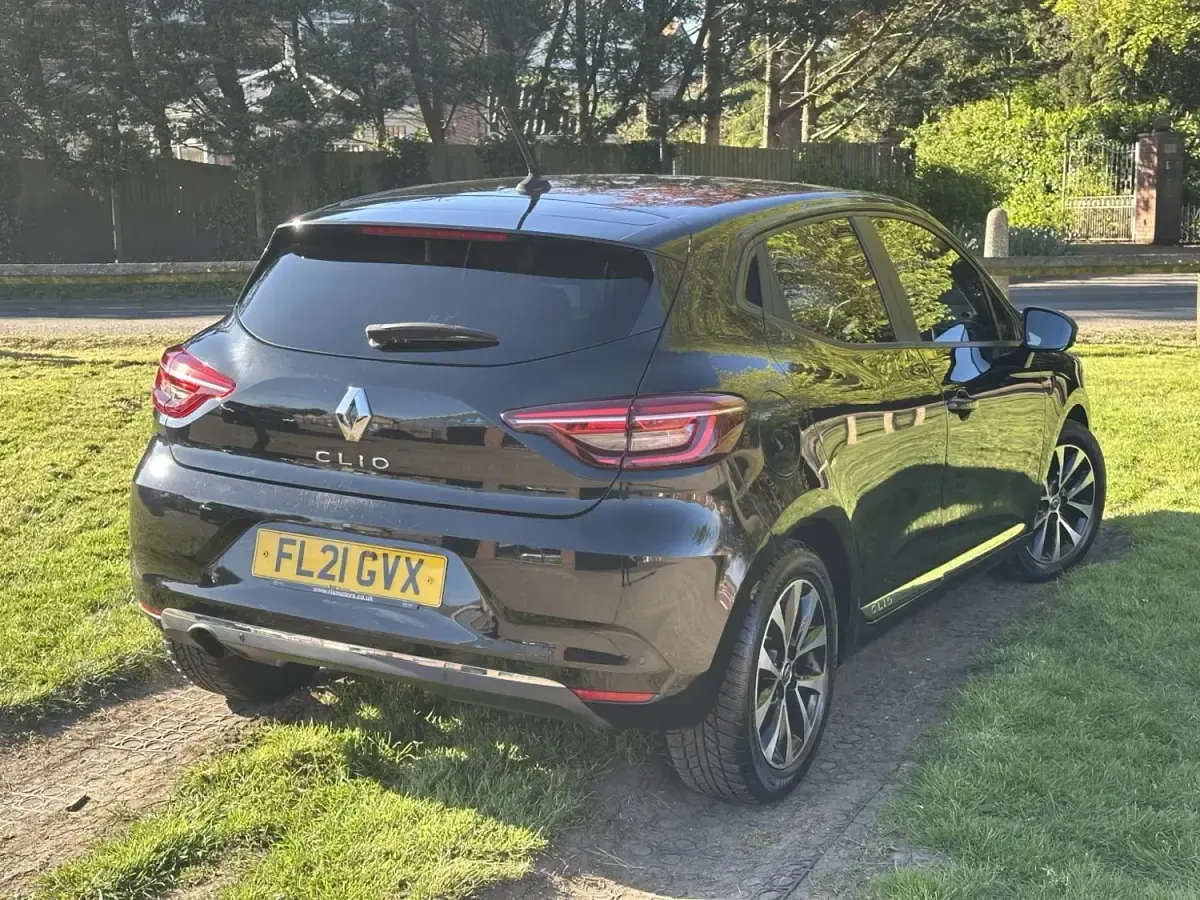 Używany Renault Clio V Iconic 85 KM (62 kW) 2021 Czarny Hatchback