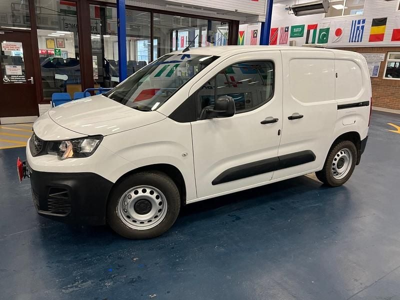 Used Peugeot Partner 75 HP (55 kW) 2019 White MPV