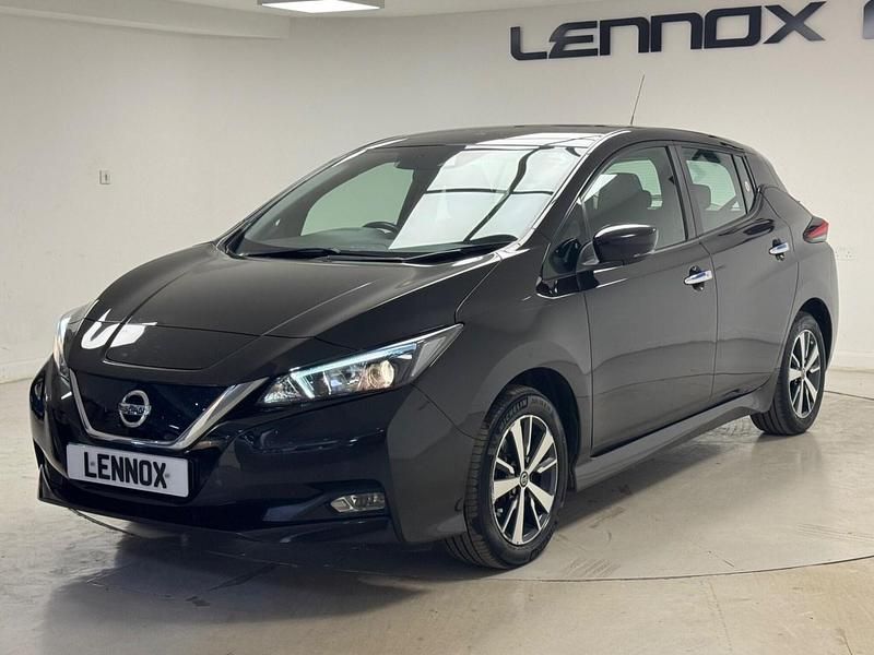 Begagnad Nissan Leaf Acenta 110 kW (150 HK) 2021 Svart Halvkombi