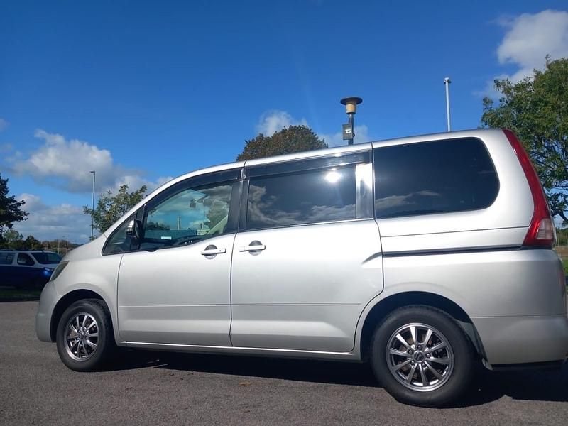 Used Nissan Serena 2010 Silver MPV
