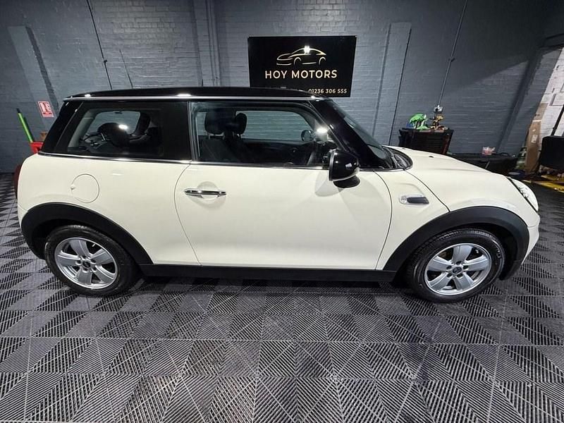 Usado Mini Cooper Hatch 136 CV (100 kW) 2018 Blanco Utilitario