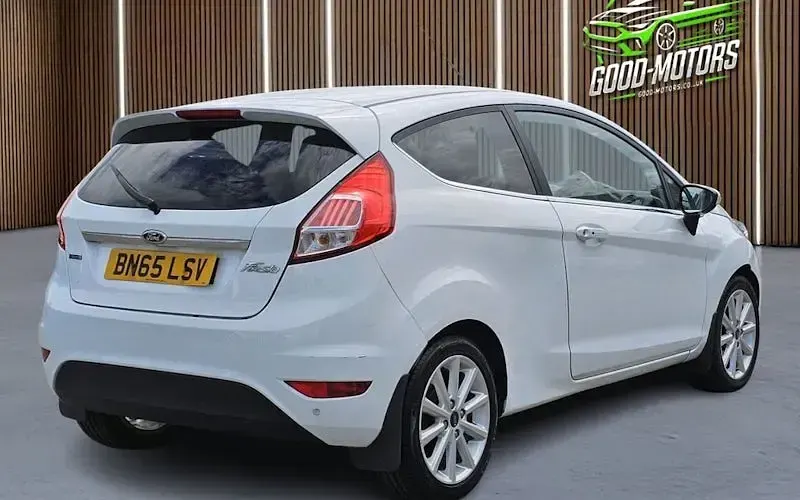 Used Ford Fiesta Titanium 101 HP (74 kW) 2015 White Hatchback