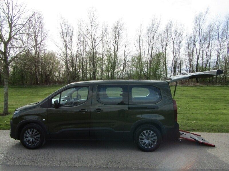 Green New 2024 Peugeot e-Rifter MPV | £31,995 - Image 1/4