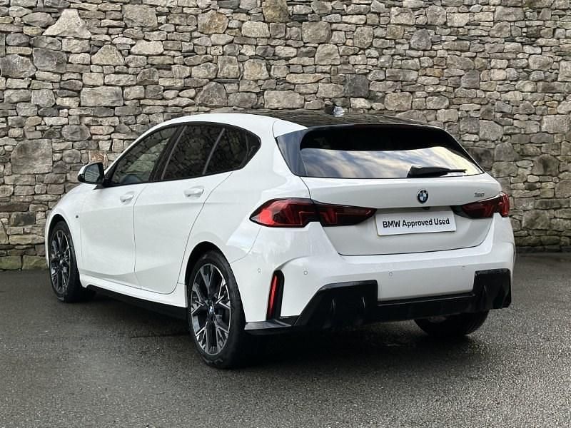 Begagnad BMW 120 M Sport 2025 Vit Halvkombi