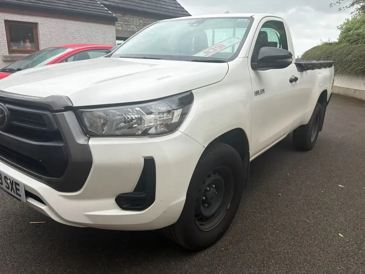 Used Toyota HiLux Active 150 HP (110 kW) 2023 White Pickup