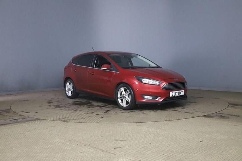 Used Ford Focus Titanium 100 HP (73 kW) 2017 Red Hatchback