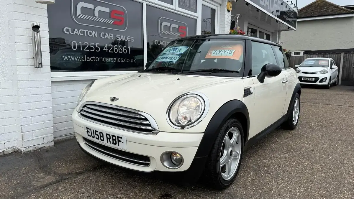 Used Mini Cooper Hatch 2009 White Hatchback