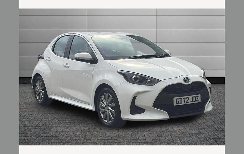 Used Toyota Yaris Hybrid 116 HP (85 kW) 2023 White Hatchback