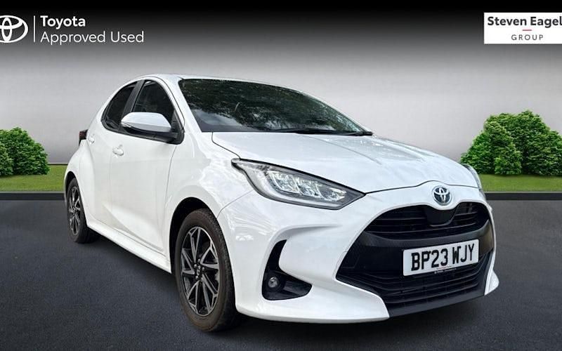 Used 2025 Toyota Yaris Hybrid Design Hatchback | £18,890 (Good price) - Image 1/4