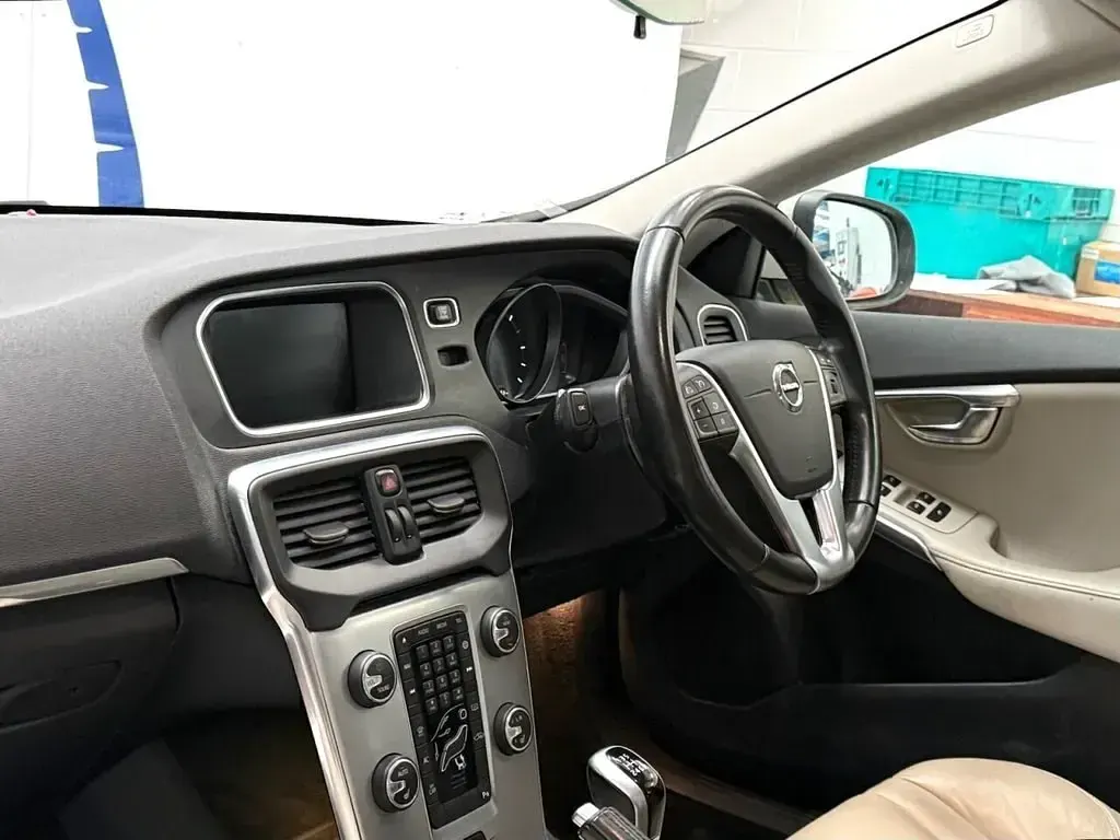 Used Volvo V40 Inscription 120 HP (88 kW) 2017 Gold Hatchback