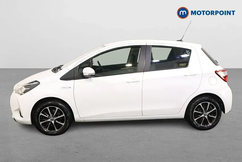Used Toyota Yaris Hybrid 101 HP (74 kW) 2019 White Hatchback