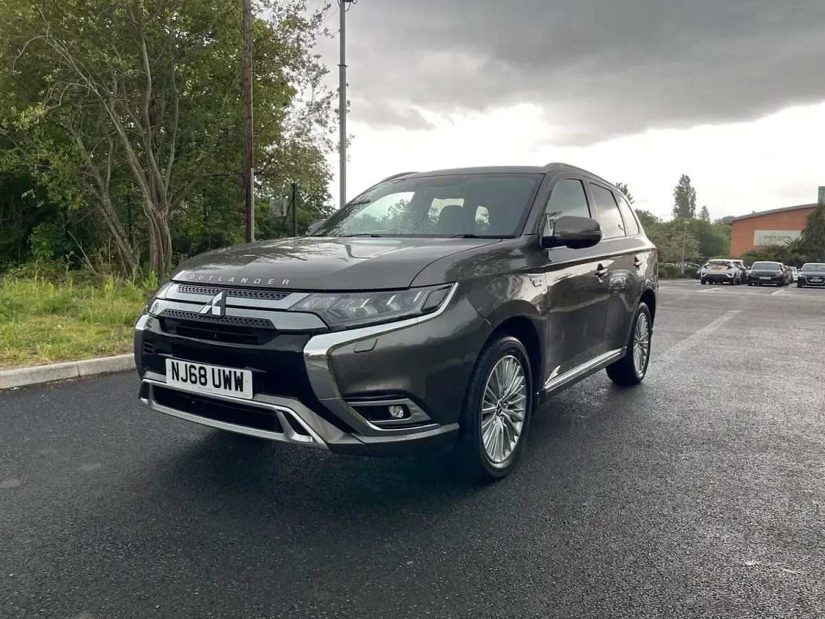 Used Mitsubishi Outlander P-HEV 174 HP (127 kW) 2018 Brown Estate