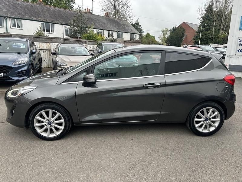 Begagnad Ford Fiesta Titanium 100 HK (73 kW) 2018 Grå Halvkombi