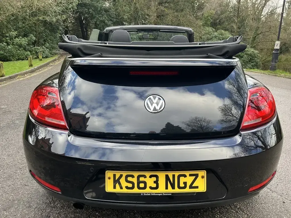Usado VW Beetle Design 105 HP (77 kW) 2014 Preto Citadino