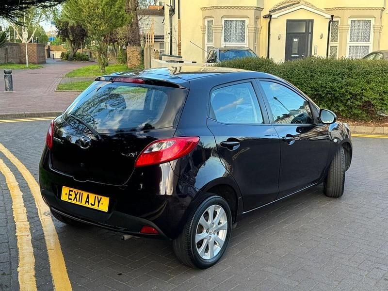 Usado Mazda 2 102 HP (75 kW) 2011 Castanho Citadino
