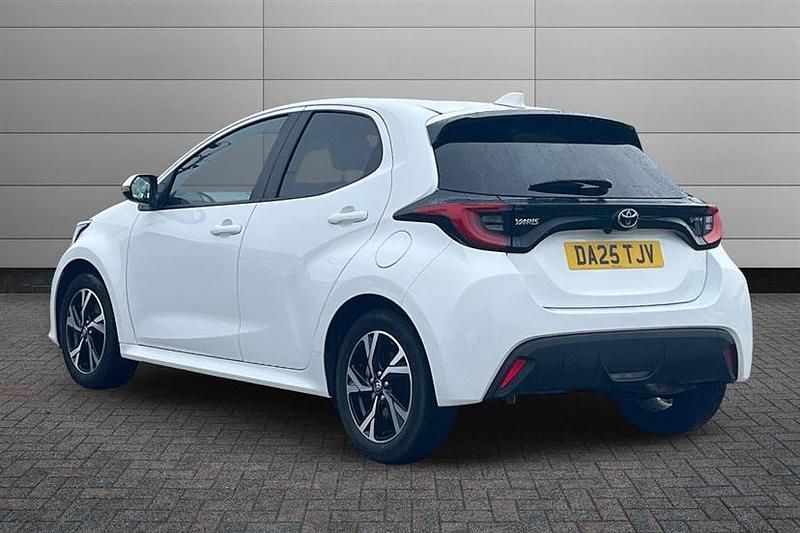 Used Toyota Yaris Hybrid Design 116 HP (85 kW) 2025 White Hatchback