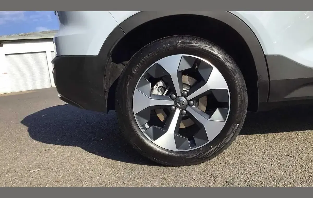 New Volvo XC40 Plus 161 HP (118 kW) 2026 Blue SUV