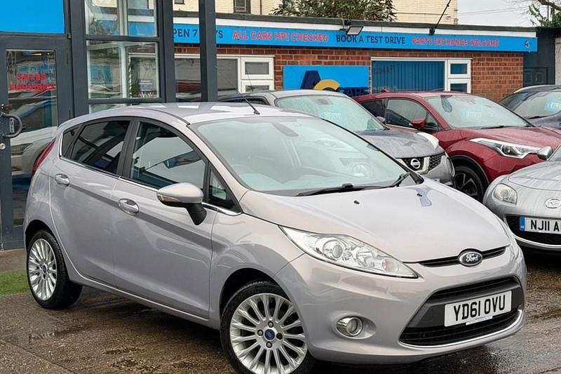 Used Ford Fiesta Titanium 95 HP (69 kW) 2011 Silver Hatchback