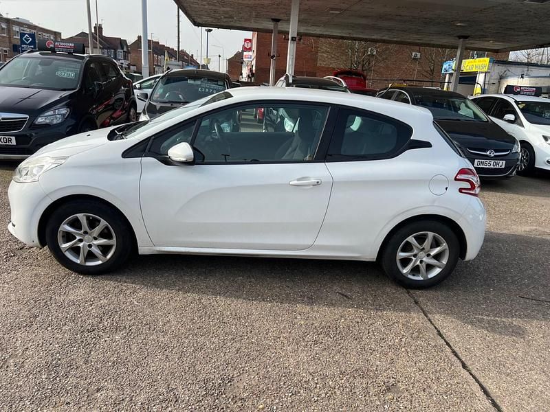 Used Peugeot 208 Access 82 HP (60 kW) 2014 White Hatchback