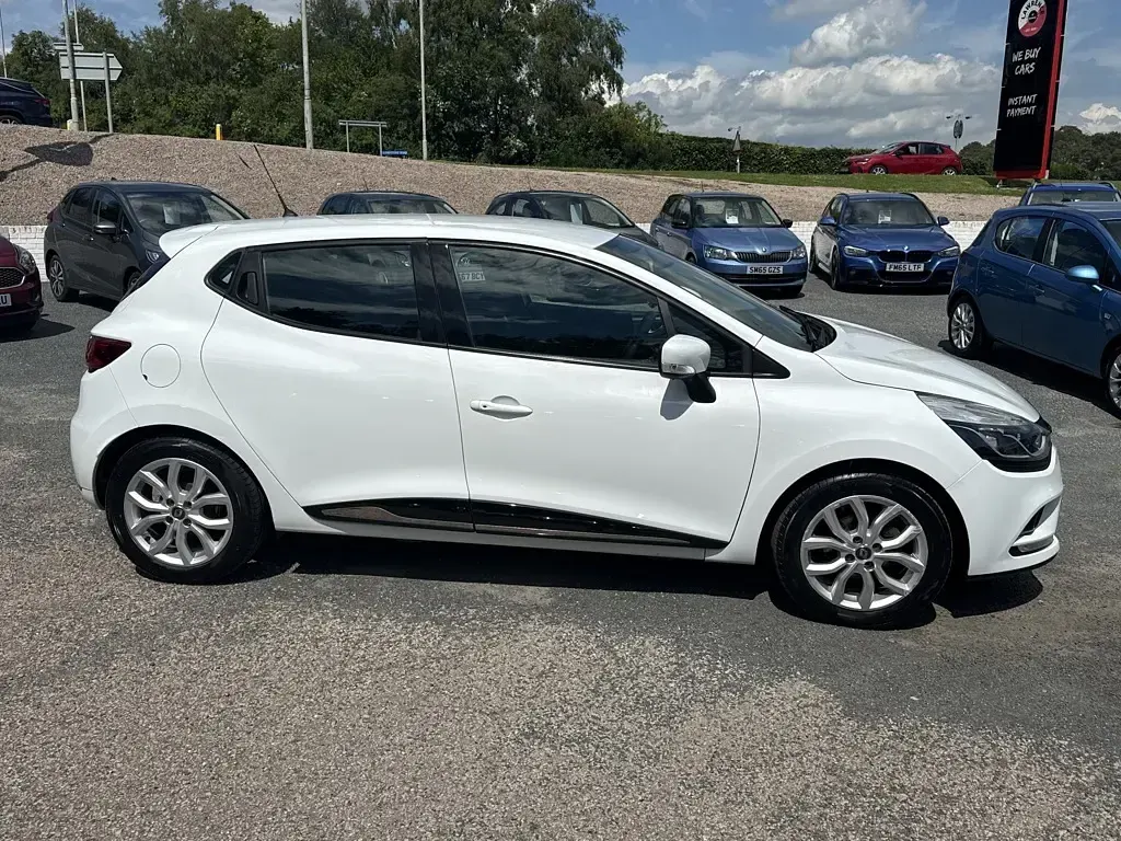 Used Renault Clio Dynamique 75 HP (55 kW) 2017 Glacier white Hatchback