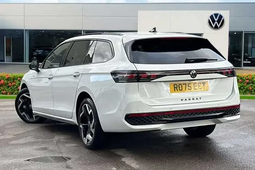 New VW Passat R-line 203 HP (149 kW) 2025 White Estate