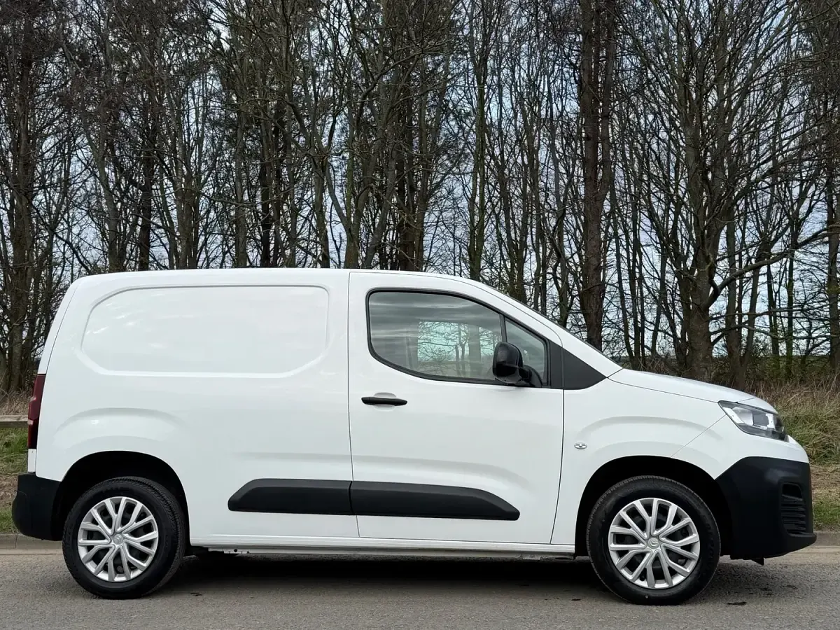 Second-hand Citroën Berlingo 100 CP (73 kW) 2022 Alb Monovolum