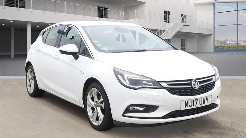 Used Vauxhall Astra SRi 110 HP (80 kW) 2017 White Hatchback