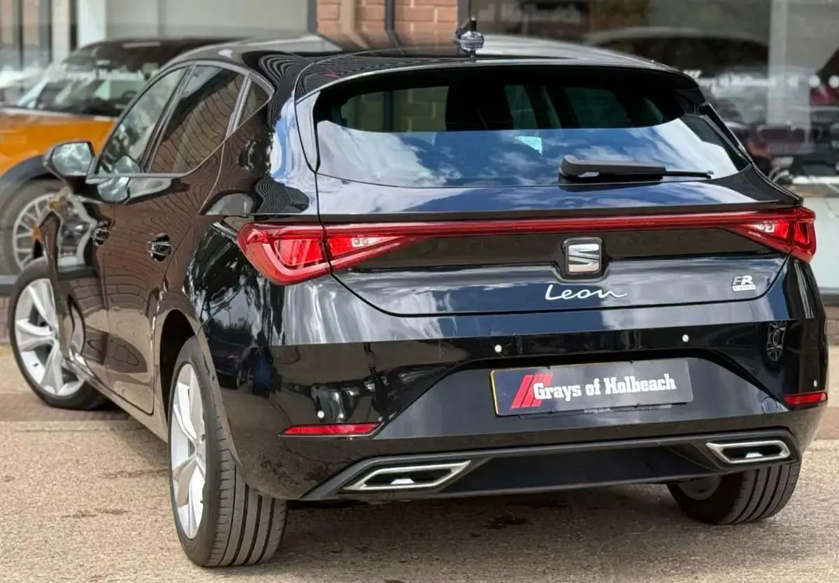 Begagnad Seat Leon FR 204 HK (150 kW) 2021 Svart Halvkombi